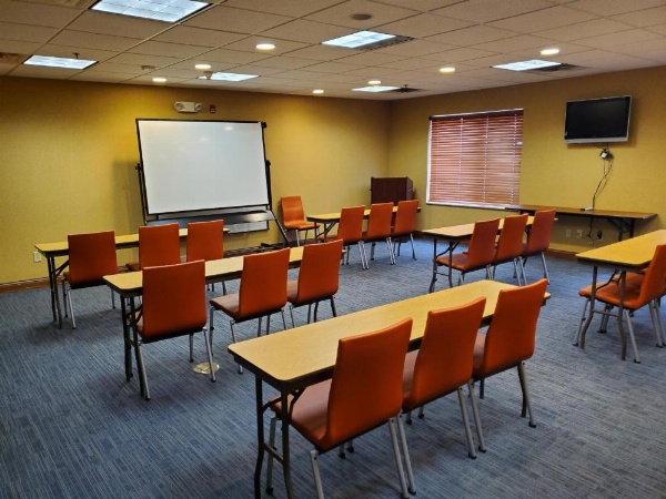 Holiday Inn Express Hotel & Suites Mattoon image 11