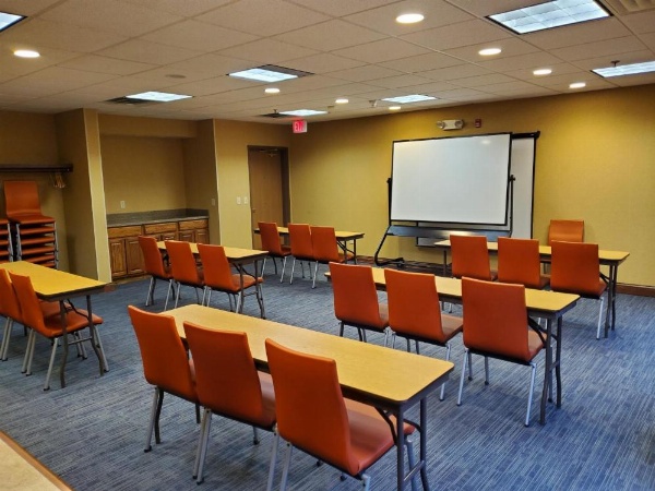 Holiday Inn Express Hotel & Suites Mattoon image 12