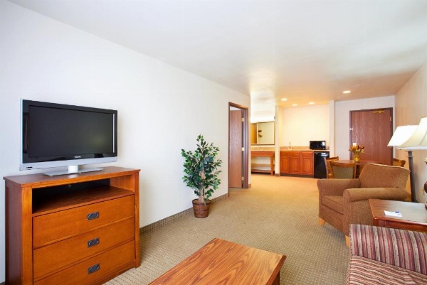 Holiday Inn Express Hotel & Suites Mattoon image 20